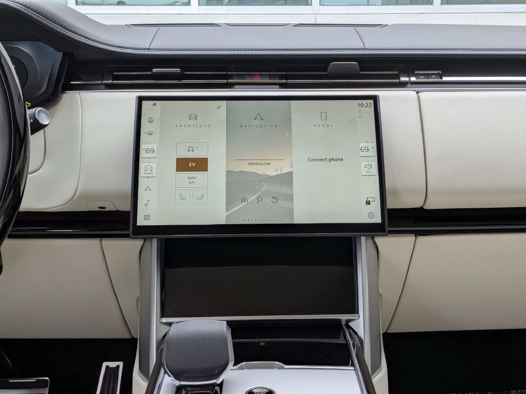 Certified 2025 Land Rover Range Rover SE AWD/4WD image 17