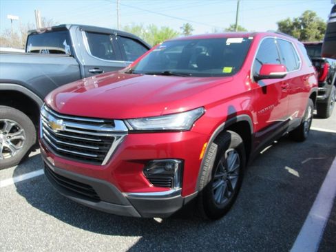 Used 2023 Chevrolet Traverse LT image 2