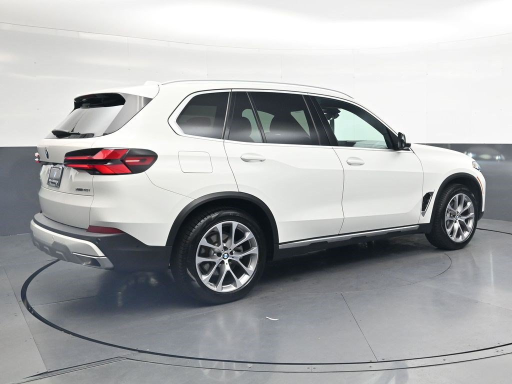 Used 2024 BMW X5 xDrive40i w/ Parking Assistance Package AWD/4WD image 4