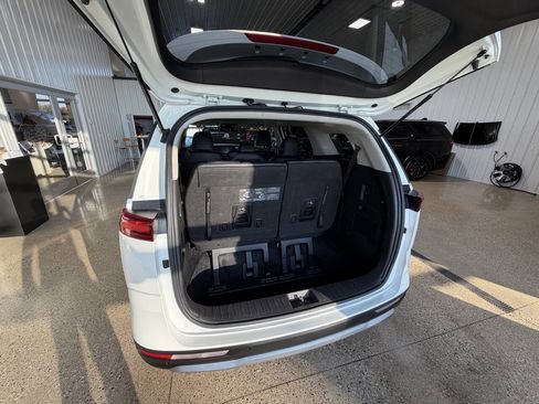 Used 2023 Kia Carnival LX image 8