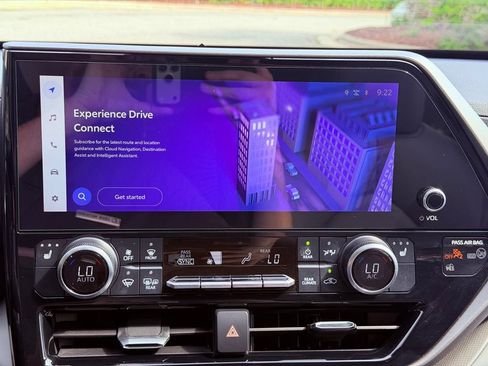 Used 2024 Toyota Highlander XLE FWD image 24