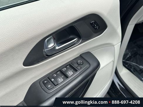Used 2023 Chrysler Pacifica Touring-L FWD image 14