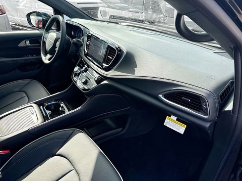 New 2026 Chrysler Pacifica Limited w/ S Appearance Package image 33