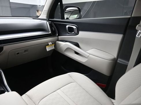 Used 2025 Kia Sorento S FWD image 25