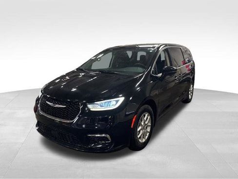 Used 2024 Chrysler Pacifica Touring-L image 2