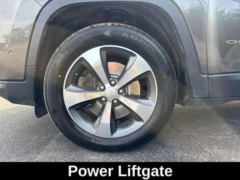 Used 2019 Jeep Cherokee Limited w/ Technology Group AWD/4WD image 10