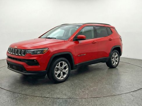 Used 2025 Jeep Compass Latitude image 3