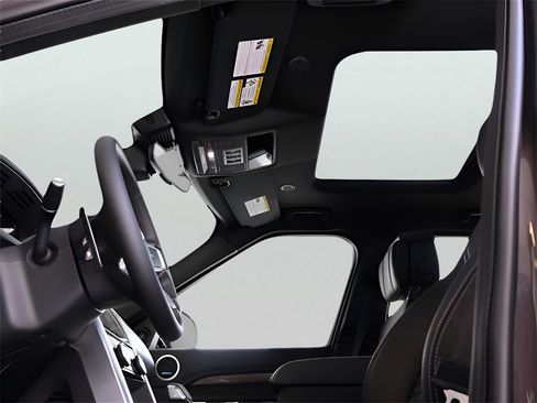 Used 2025 Land Rover Discovery Metropolitan Edition image 82