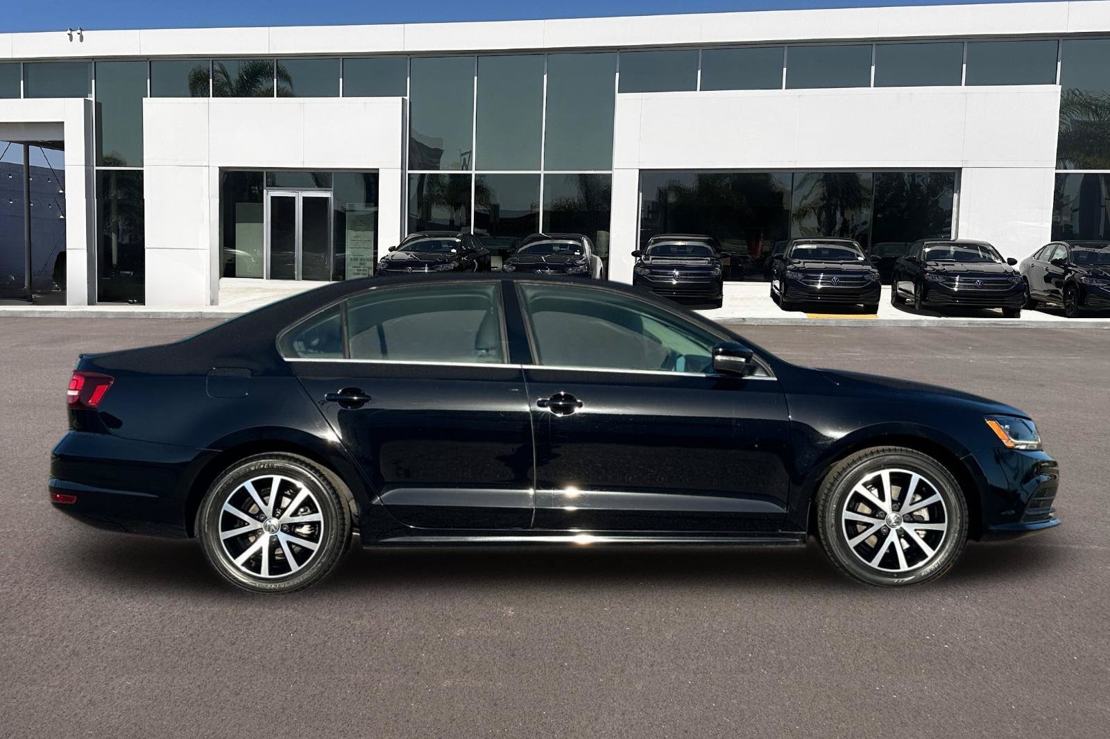 Used 2017 Volkswagen Jetta SE FWD image 2