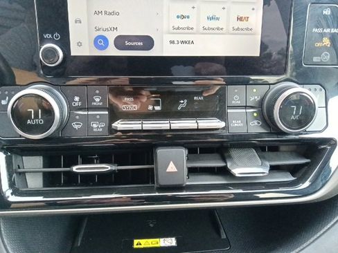 Used 2023 Toyota Highlander L image 24