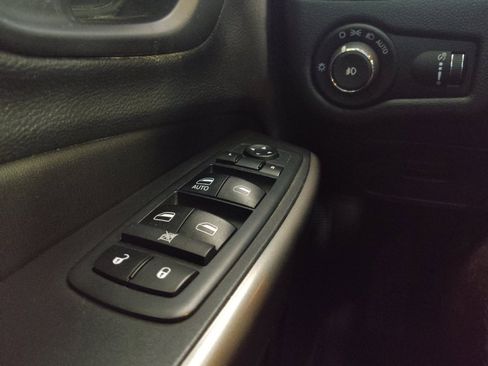 Used 2019 Jeep Cherokee Latitude w/ Popular Appearance Group FWD image 27