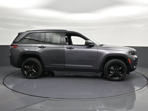 Used 2024 Jeep Grand Cherokee Altitude AWD/4WD image 4