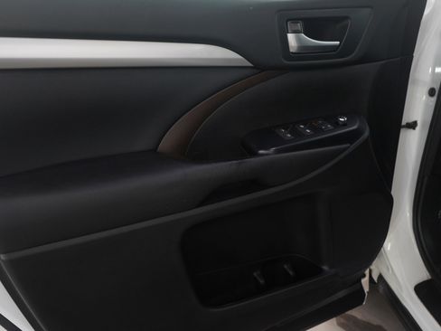 Used 2017 Toyota Highlander XLE image 23