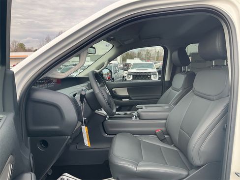 New 2026 Ford Expedition Active image 16