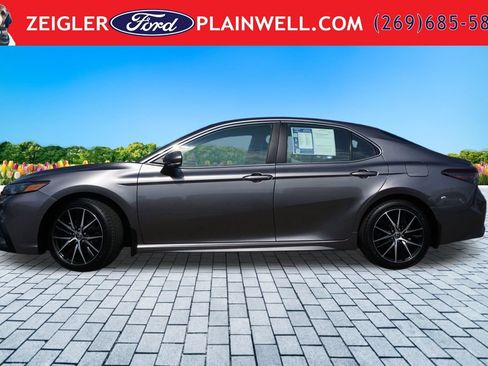 Used 2022 Toyota Camry SE w/ Cold Weather Package AWD/4WD image 2