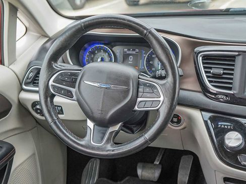 Used 2019 Chrysler Pacifica Touring-L image 24