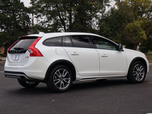 Used 2018 Volvo V60 T5 Cross Country w/ Convenience Package image 5