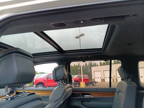 Used 2022 Jeep Grand Wagoneer Series II w/ Premium Group II AWD/4WD image 4