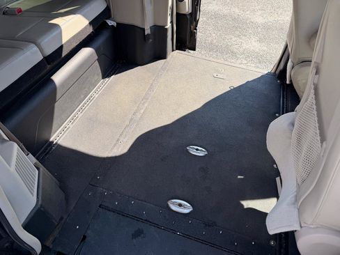 Used 2012 Chrysler Town & Country Touring-L FWD image 11