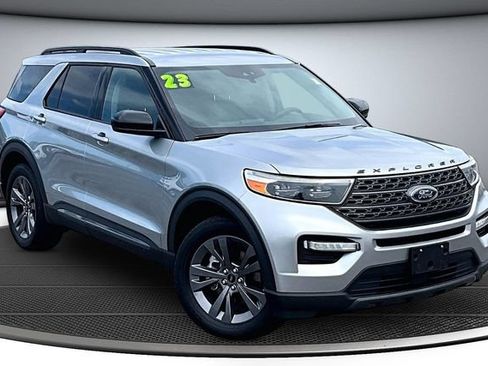 Used 2023 Ford Explorer XLT w/ Equipment Group 202A AWD/4WD image 3