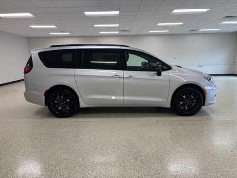 New 2026 Chrysler Pacifica Limited w/ S Appearance Package image 4