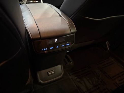 Used 2022 Toyota Highlander XLE AWD/4WD image 30