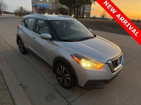 Used 2018 Nissan Kicks SV image 1