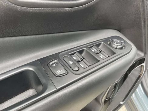 Used 2018 Jeep Renegade Altitude w/ UConnect 8.4 Nav Group AWD/4WD image 19