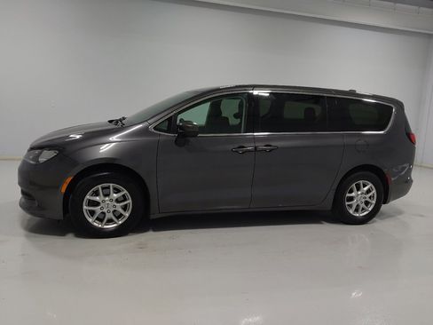 Used 2022 Chrysler Voyager LX image 2