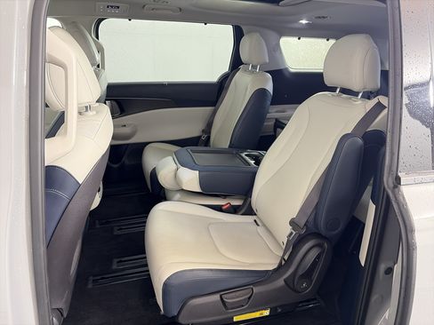 Certified 2025 Kia Carnival SX w/ SX Dark Edition Package FWD image 10