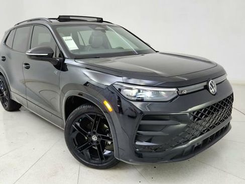 Used 2025 Volkswagen Tiguan SE R-Line image 1