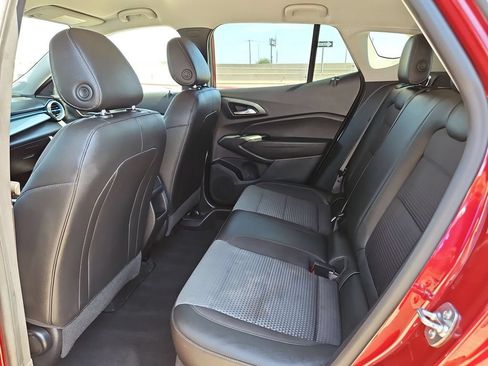 Used 2025 Chevrolet Trax LT w/ LT Convenience Package FWD image 28