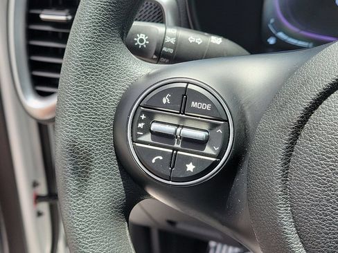 Used 2025 Kia Soul LX w/ LX Technology Package FWD image 28