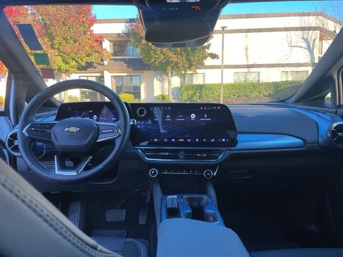 Used 2025 Chevrolet Equinox EV LT w/ Convenience Package image 36