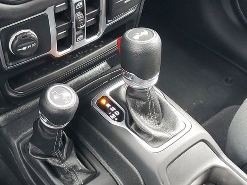 Used 2025 Jeep Wrangler Unlimited Sahara AWD/4WD image 33