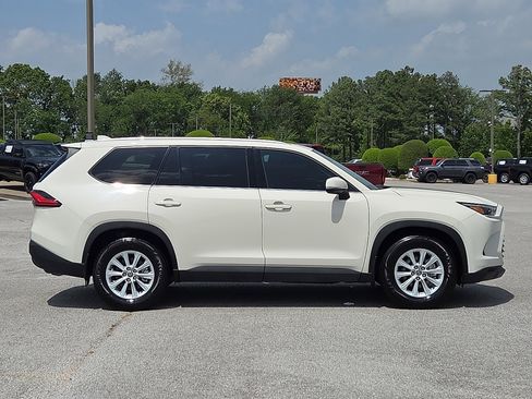 Used 2024 Toyota Grand Highlander XLE FWD image 6