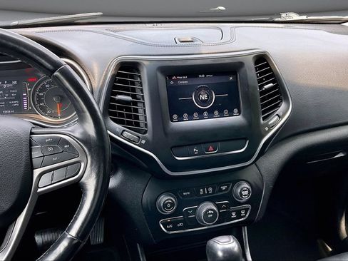 Used 2020 Jeep Cherokee Latitude Plus w/ Cold Weather Group AWD/4WD image 9