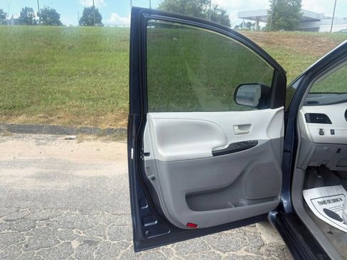 Used 2013 Toyota Sienna LE w/ Towing Pkg FWD image 9