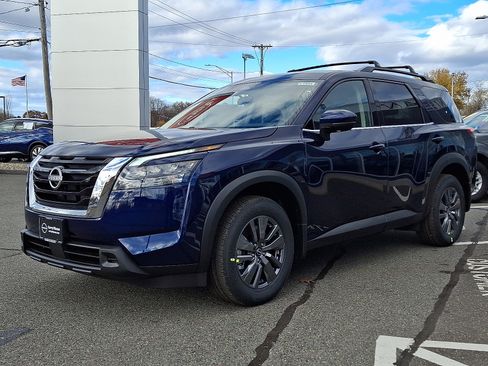 New 2025 Nissan Pathfinder SV image 2
