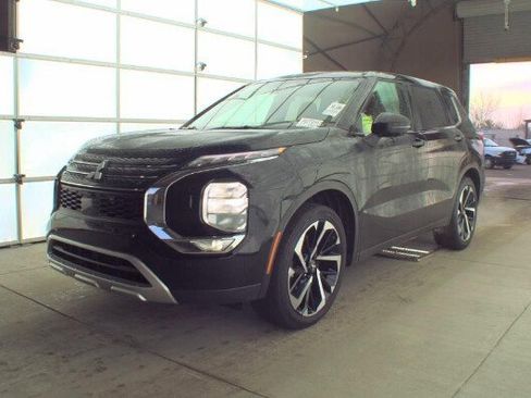 Used 2024 Mitsubishi Outlander SE image 3