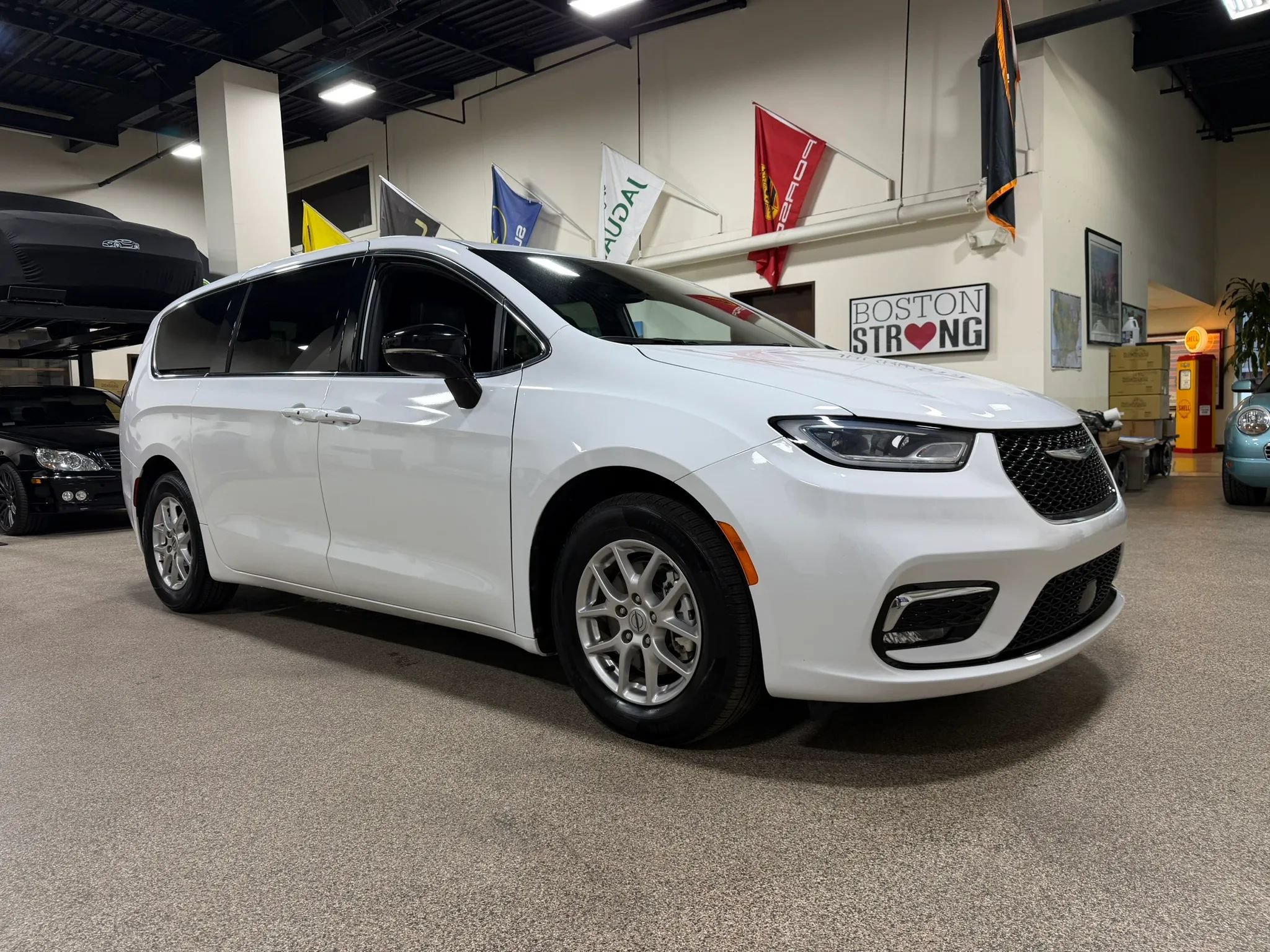Used 2025 Chrysler Pacifica Select FWD image 3