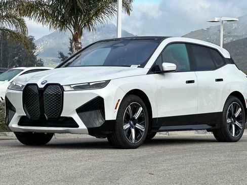 Used 2023 BMW iX xDrive50 w/ Sport Package image 7