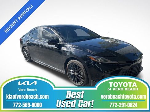 Used 2025 Toyota Camry SE image 1
