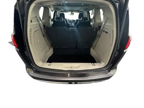 Used 2019 Chrysler Pacifica Limited w/ Tire & Wheel Group FWD image 13