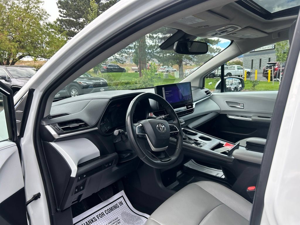 Used 2025 Toyota Sienna XLE AWD/4WD image 23
