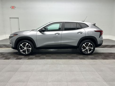 Certified 2024 Chevrolet Trax RS FWD image 2