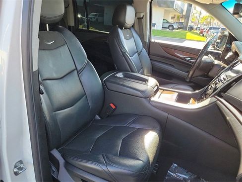 Used 2019 Cadillac Escalade ESV Luxury image 22
