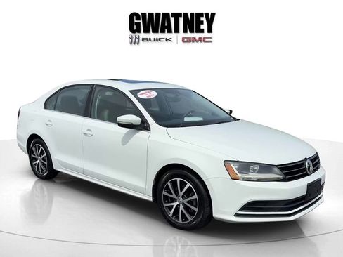 Used 2017 Volkswagen Jetta SE image 3