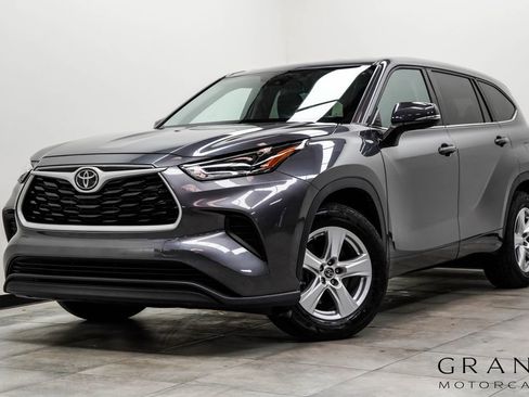 Used 2023 Toyota Highlander L FWD image 1