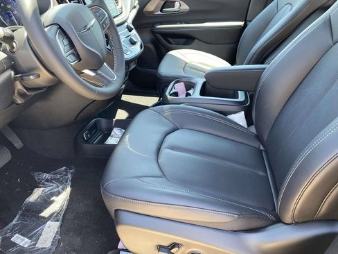 New 2026 Chrysler Pacifica Select AWD/4WD image 13